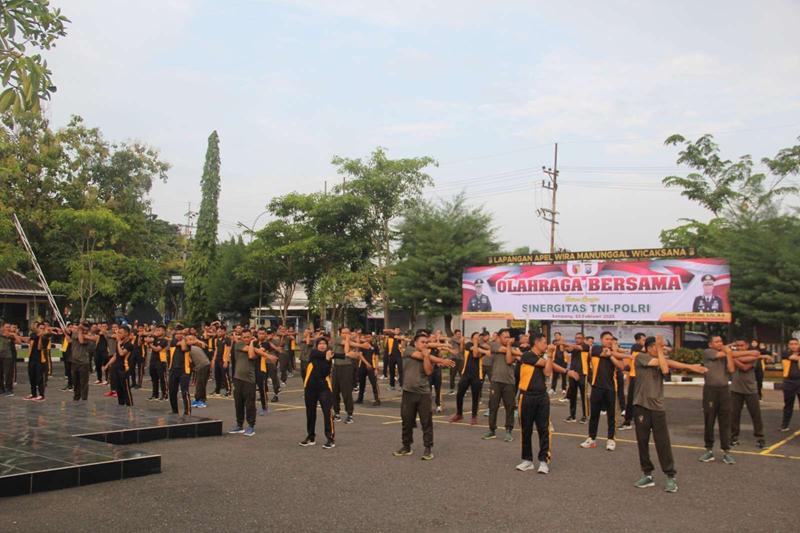 Tingkatkan Sinergitas TNI-Polri di Sampang Olahraga Bersama